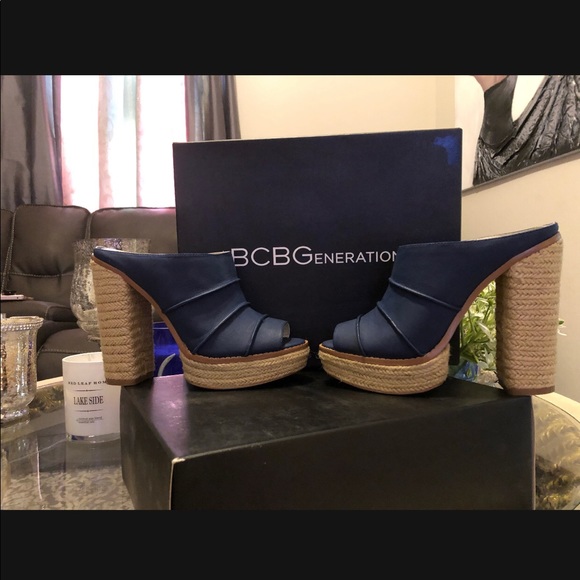 SOLD!!!

💙NEW “BCBG” *Cecely* Blue Midnight Elko Nubuck size 7💙 - Picture 2 of 8